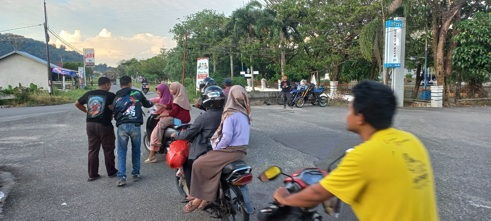 BERBAGI : Kegiatan berbagai untuk berbuka puasa oleh Kracker Supermoto Kayong Utara.