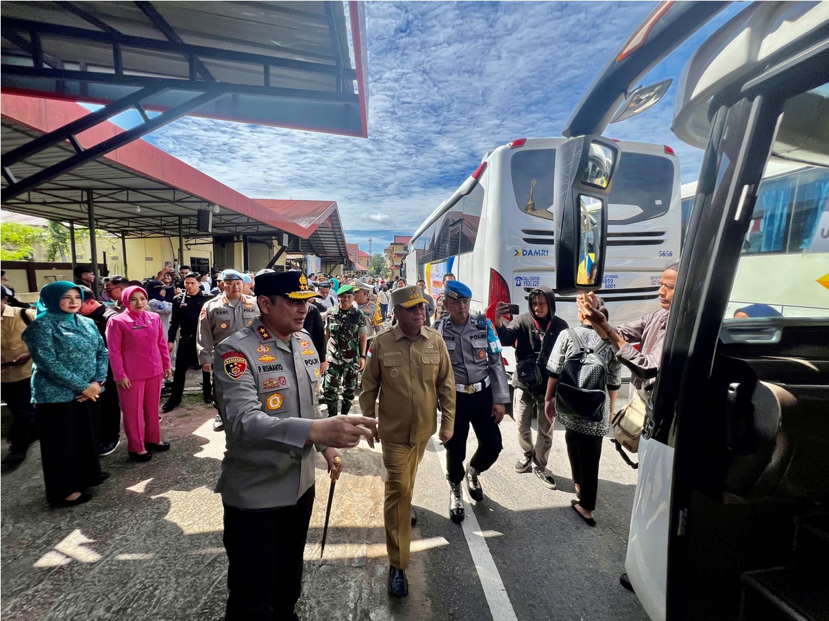 Polda Kalbar memberangkatkan 900 peserta mudik gratis ke-12 kabupaten dan kota menggunakan 45 bus, Jumat (5/4).