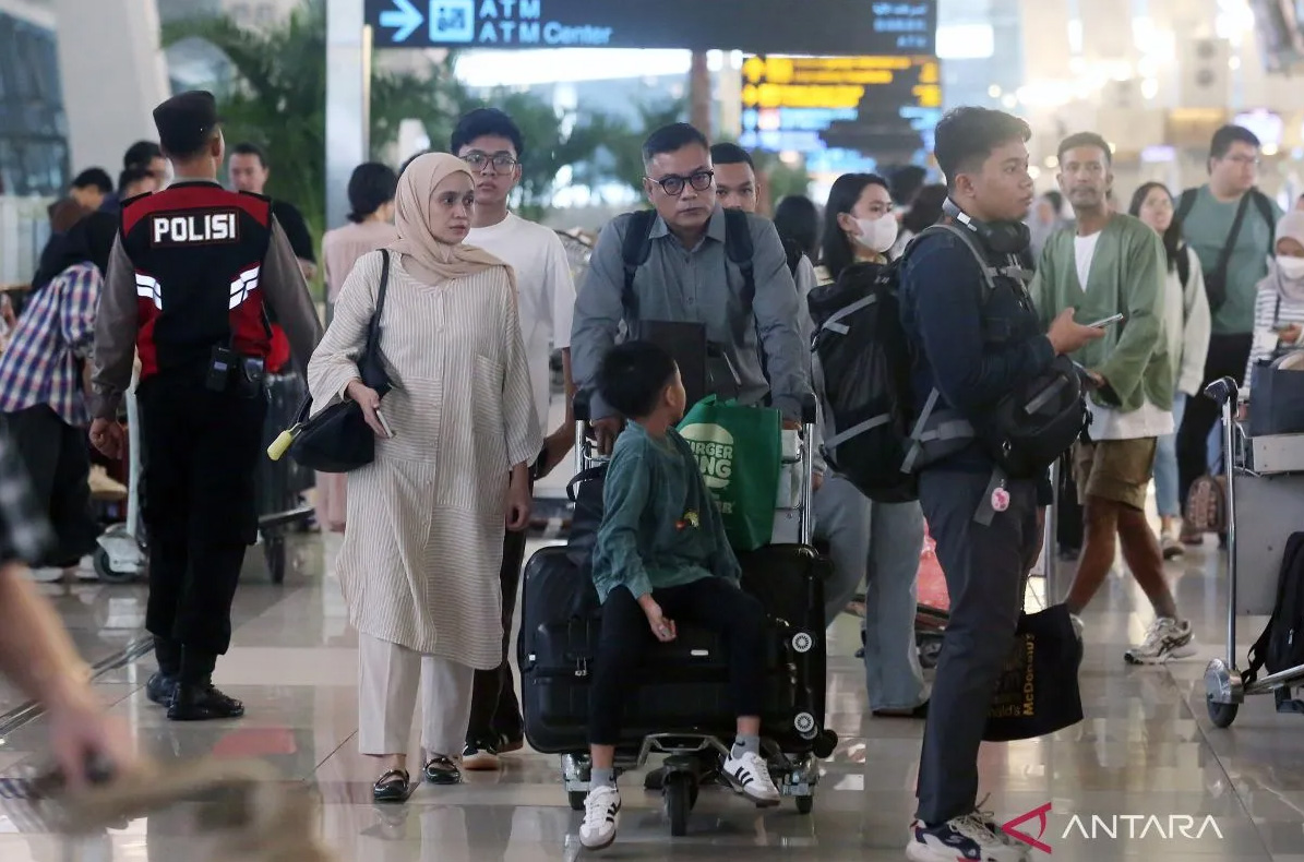 PUNCAK MUDIK: Calon penumpang antre di Terminal 3 Bandara Soekarno Hatta, Sabtu (6/4). PT Angkasa Pura II (Persero) menyatakan puncak arus mudik Lebaran 2024 terjadi kemarin.