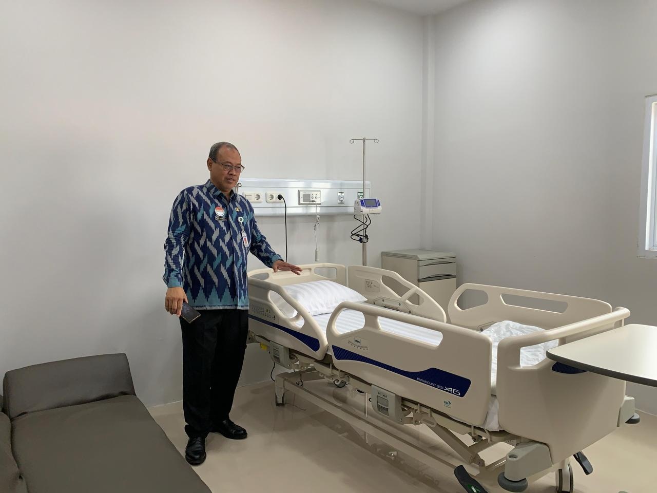 Direktur RSUD Soedarso Hary Agung Tjahyadi menunjukkan ruang rawat inap anak yang baru di RSUD Soedarso.