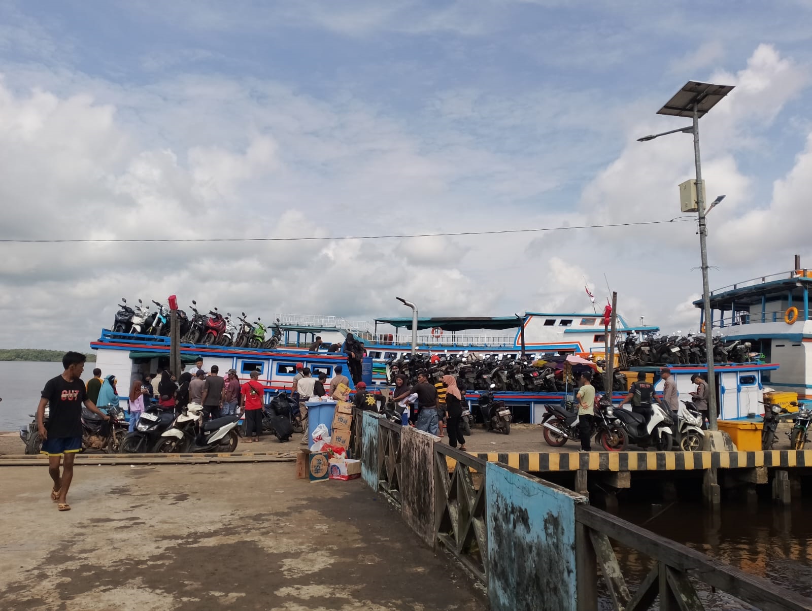 MUDIK : Situasi arus mudik di Pelabuhan Kayong Utara (KKU) pada Sabtu (6/4).