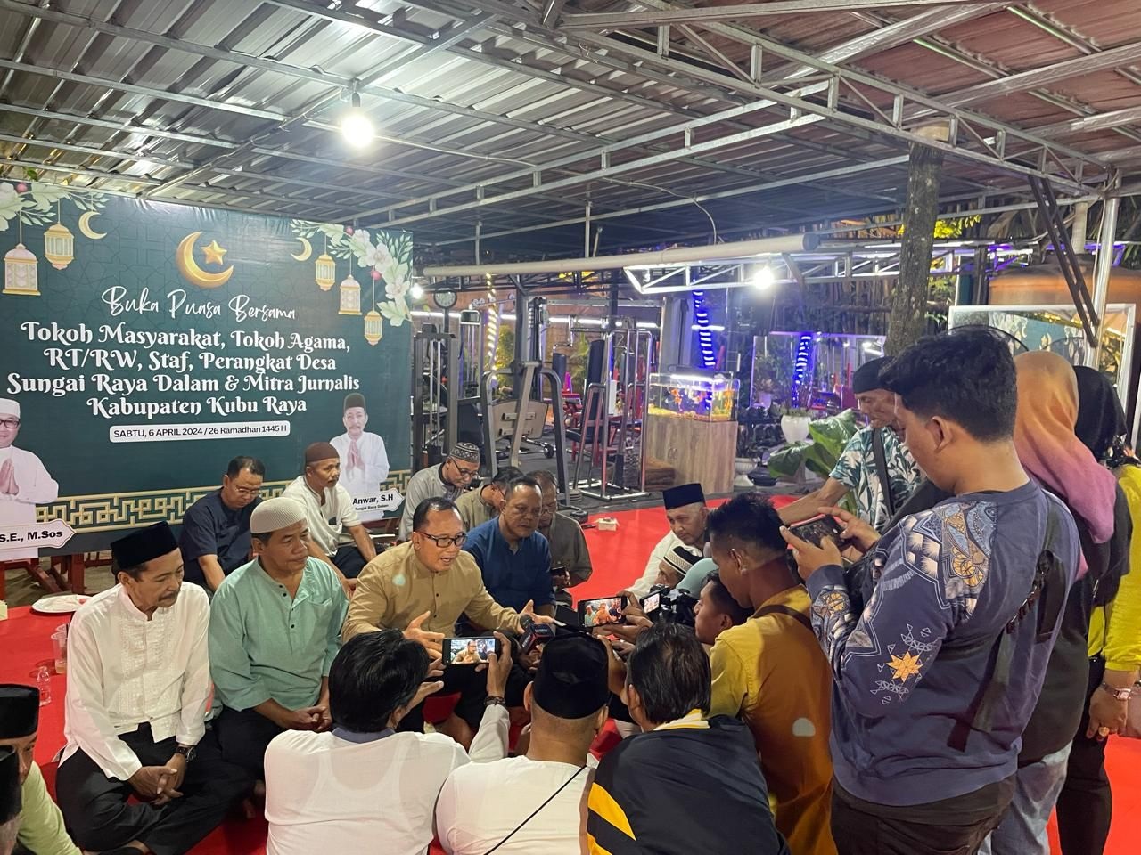 BUKBER: Wabup Kubu Raya, Sujiwo berbaur di tengah masyarakat Sungai Raya dalam giat buka puasa bersama di kediamannya di Sungai Raya dalam.