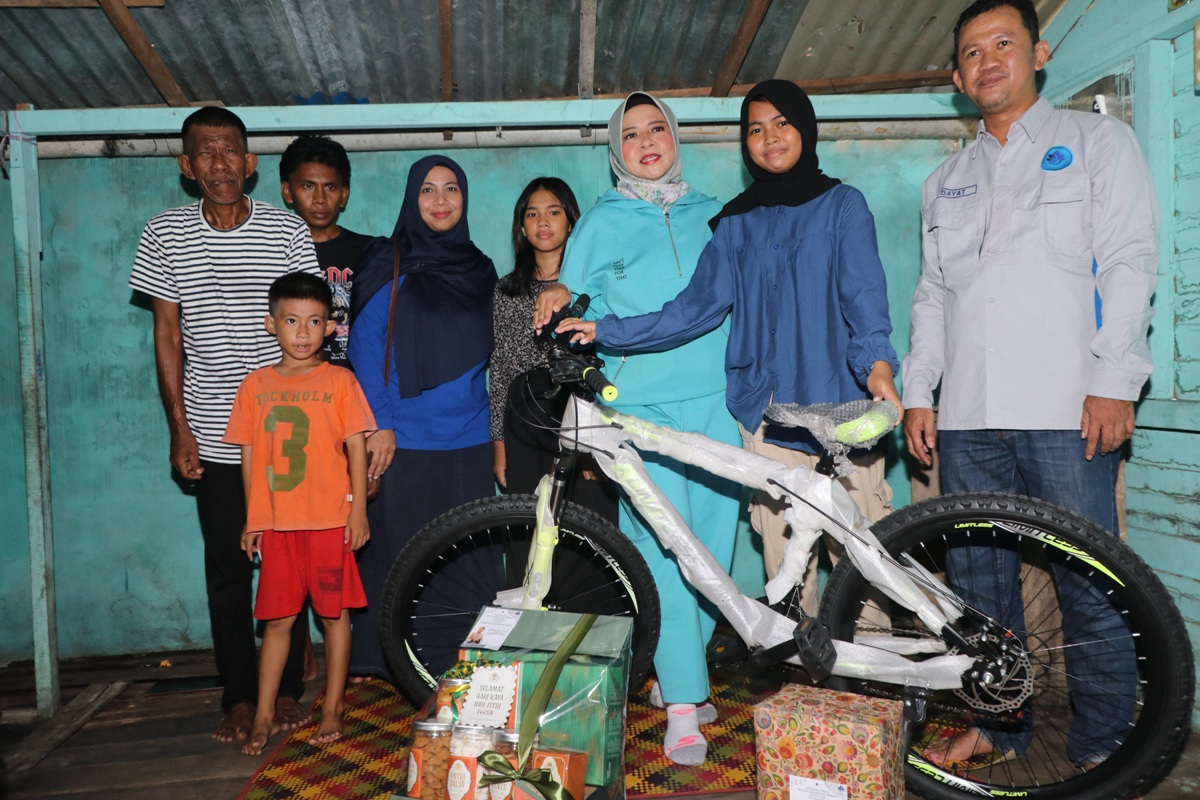 Ketua IKA-Smansa Pontianak Windy Prihastari menyerahkan bantuan sepeda, dan sejumlah bingkisan kepada salah satu pelajar kurang mampu SMAN 1 Pontianak, Sabtu (6/4).
