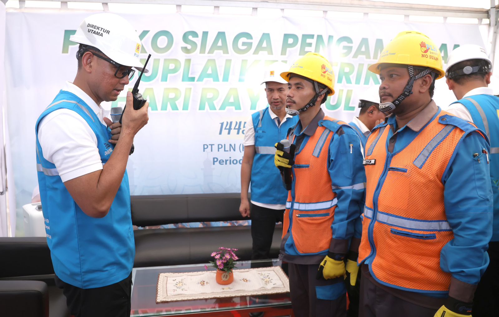 Direktur Utama PLN, Darmawan Prasodjo (kiri) terjun melakukan pengecekan langsung personil siaga SPKLU di lapangan.