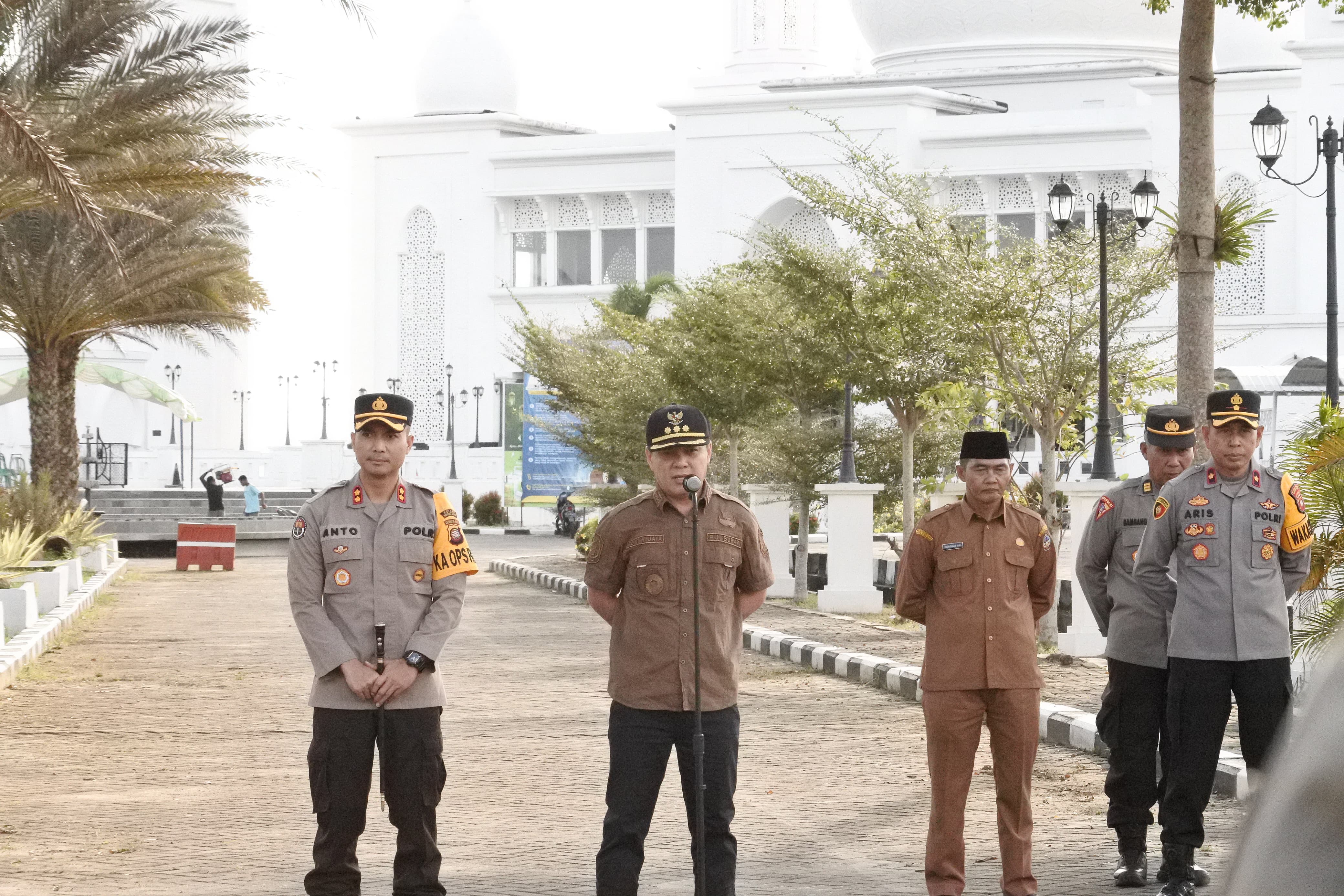 MALAM TAKBIRAN : Apel kesiapan pengamanan malam takbiran, bertempat di Halaman Masjid Agung Oesman Al-Khair, Sukadana. Prokopim