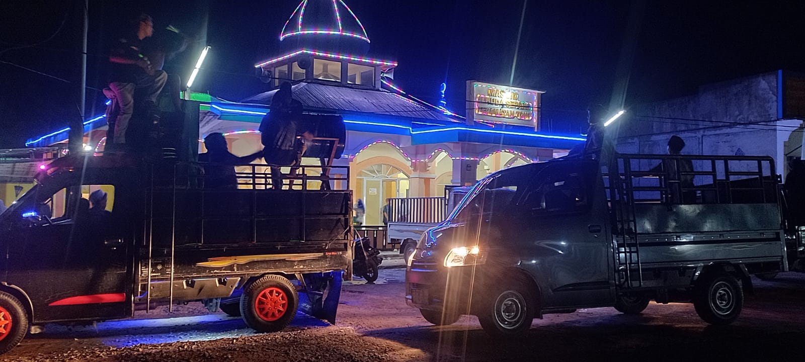 TAKBIR KELILING : Sejumlah umat muslim saat melakukan takbir keliling.