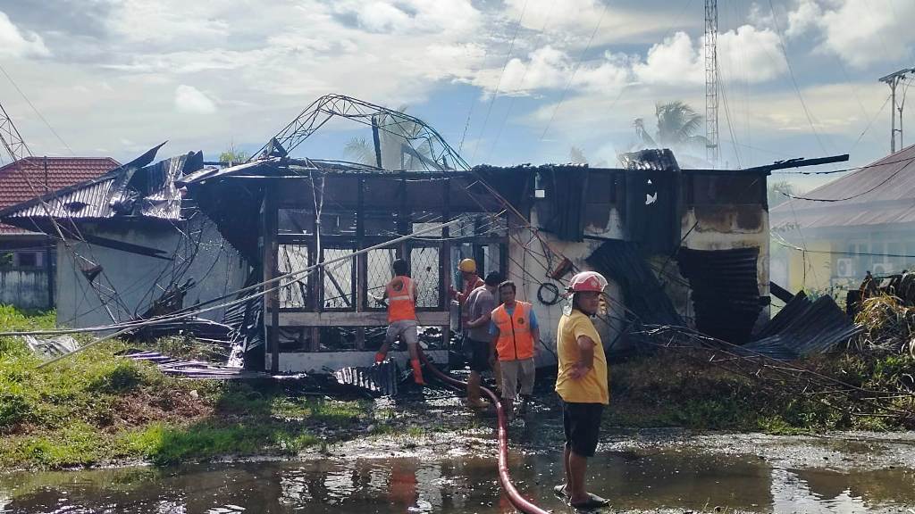 HANGUS: Petugas berhasil memadamkan api yang&nbsp; menghanguskan Eks Kantor Santelda Mempawah.