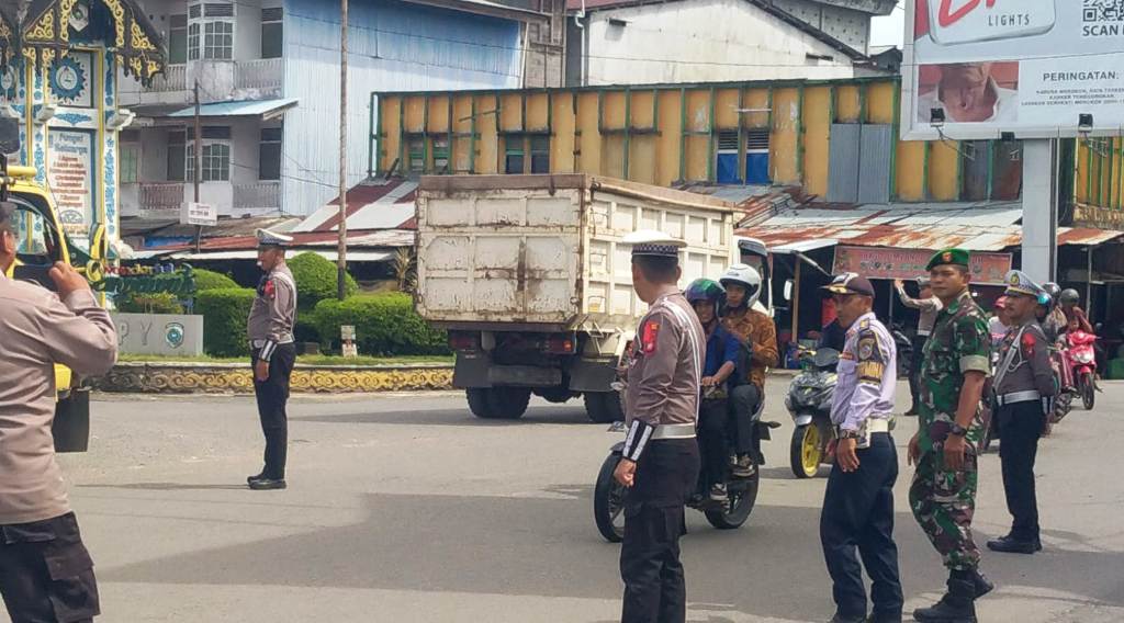 PENGAMANAN: Petugas melakukan pengaturan lalu lintas di Simpang Borneo Sungai Pinyuh.