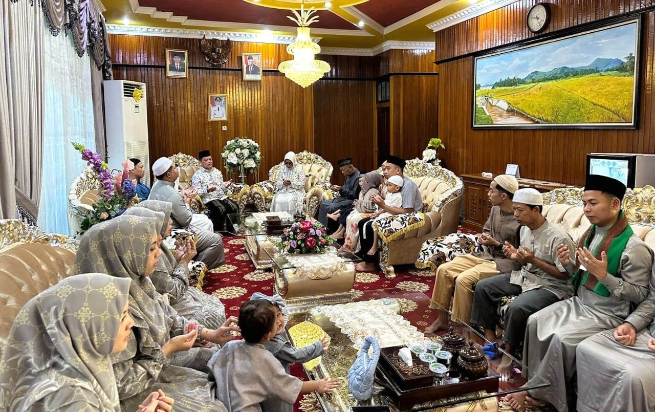 Silaturahmi: Bupati Erlina bersama keluarga di sela-sela acara open house di Rumah Dinas Bupati Mempawah.