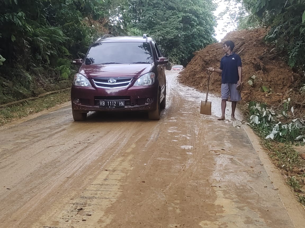 BISA DILALUI: Jalan Nasional di Genting Lanjak, Kabupaten Kapuas Hulu, sudah bisa dilalui pengendara setelah sebelumnya diterjang longsor.
