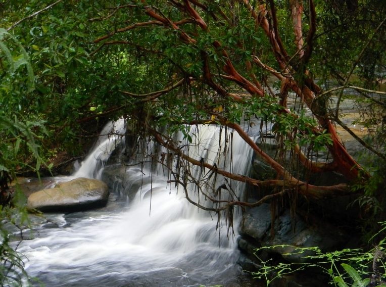 DAYA TARIK: Air terjun Pancur Aji di Kota Sanggau menjadi salah satu objek daya tarik wisata yang kerap dikunjungi masyarakat saat libur lebaran.