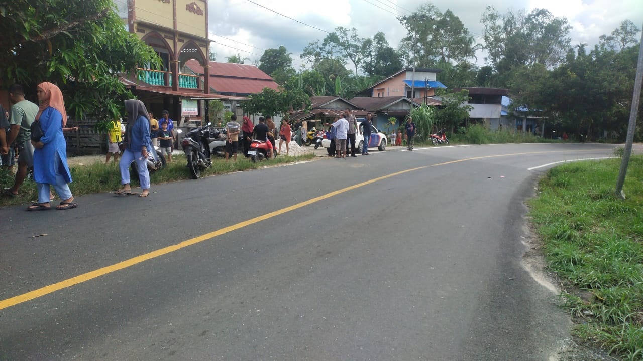 CEK LOKASI: Personel Polsek Mandor mengamankan TKP kecelakaan dan meminta keterangan para saksi, Sabtu (13/4).