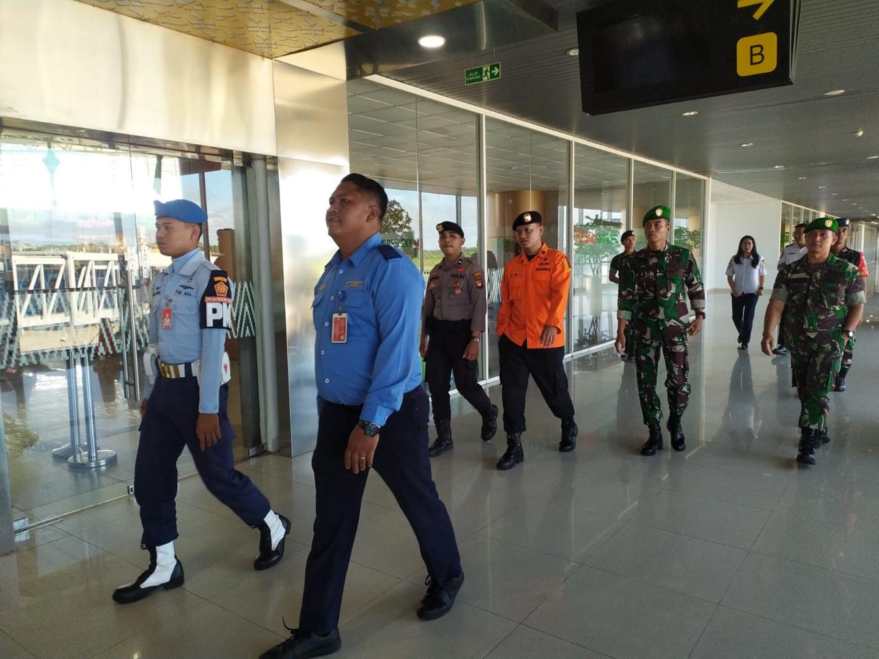 PANTAU: Para Personel Gabungan Ops Ketupat Kapuas Polres Kubu Raya tampak memantau mobilisasi arus balik di Bandara Internasional Supadio dan Terminal ALBN Sungai Ambawang.