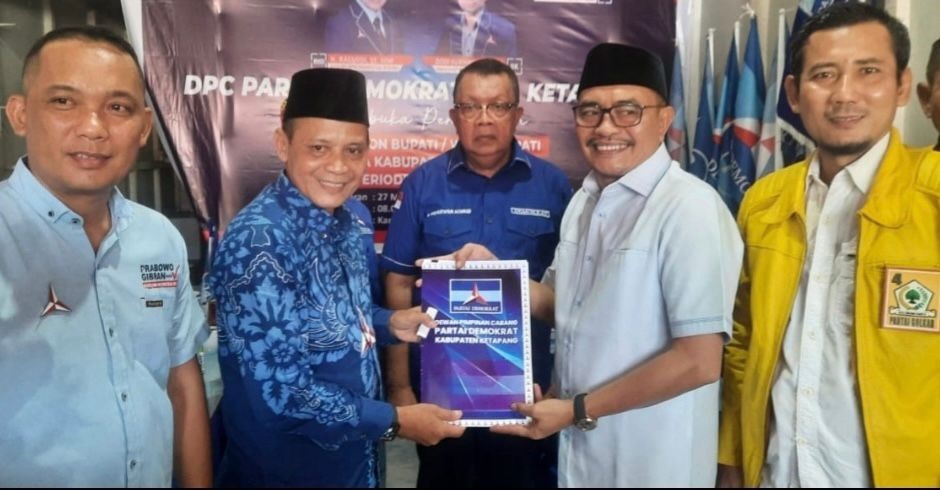 KEMBALIKAN BERKAS : M Febriadi menyerahkan berkas pendafataran bakal calon bupati ke Partai Demokrat Ketapang, Senin (15/4).