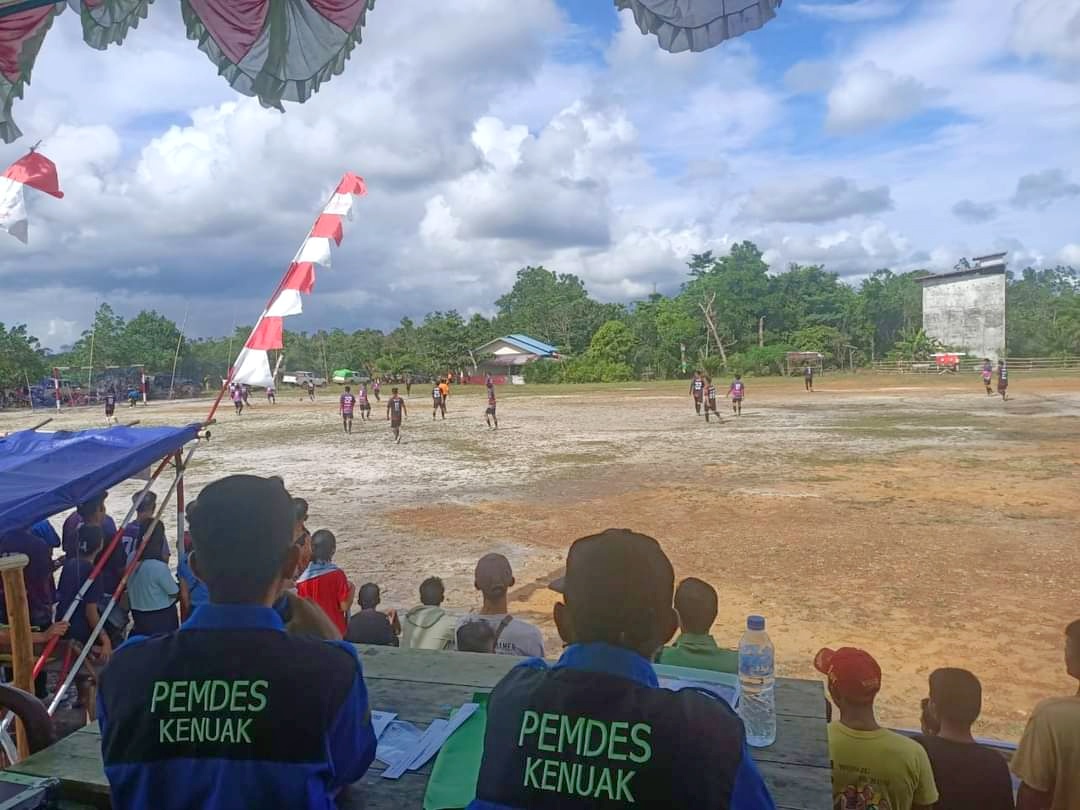 TURNAMEN : Turnamen Sepak Bola Kenuak Cup Kecamatan Ketungau Hilir, Kabupaten Sintang resmi usai, pada Sabtu (13/4) lalu, di Lapangan Sepak bola Kenuak.