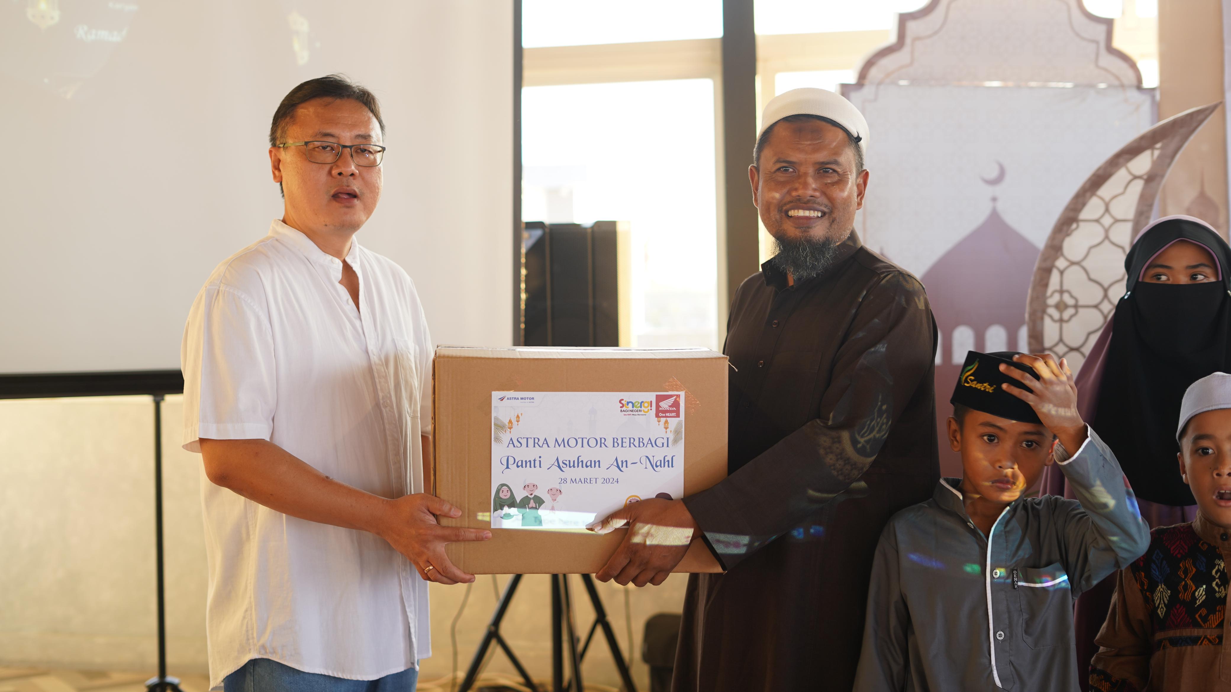 Astra Motor Kalbar berbagi kepada Panti Asuhan An-NahlPanti Asuhan An-Nahl.