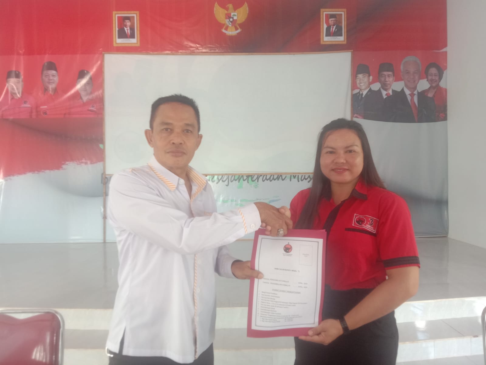 Diwakilkan : M. Yamin menjadi perwakilan John Hendri untuk mendaftar di PDIP Sanggau sebagai Bacalon wakil bupati.