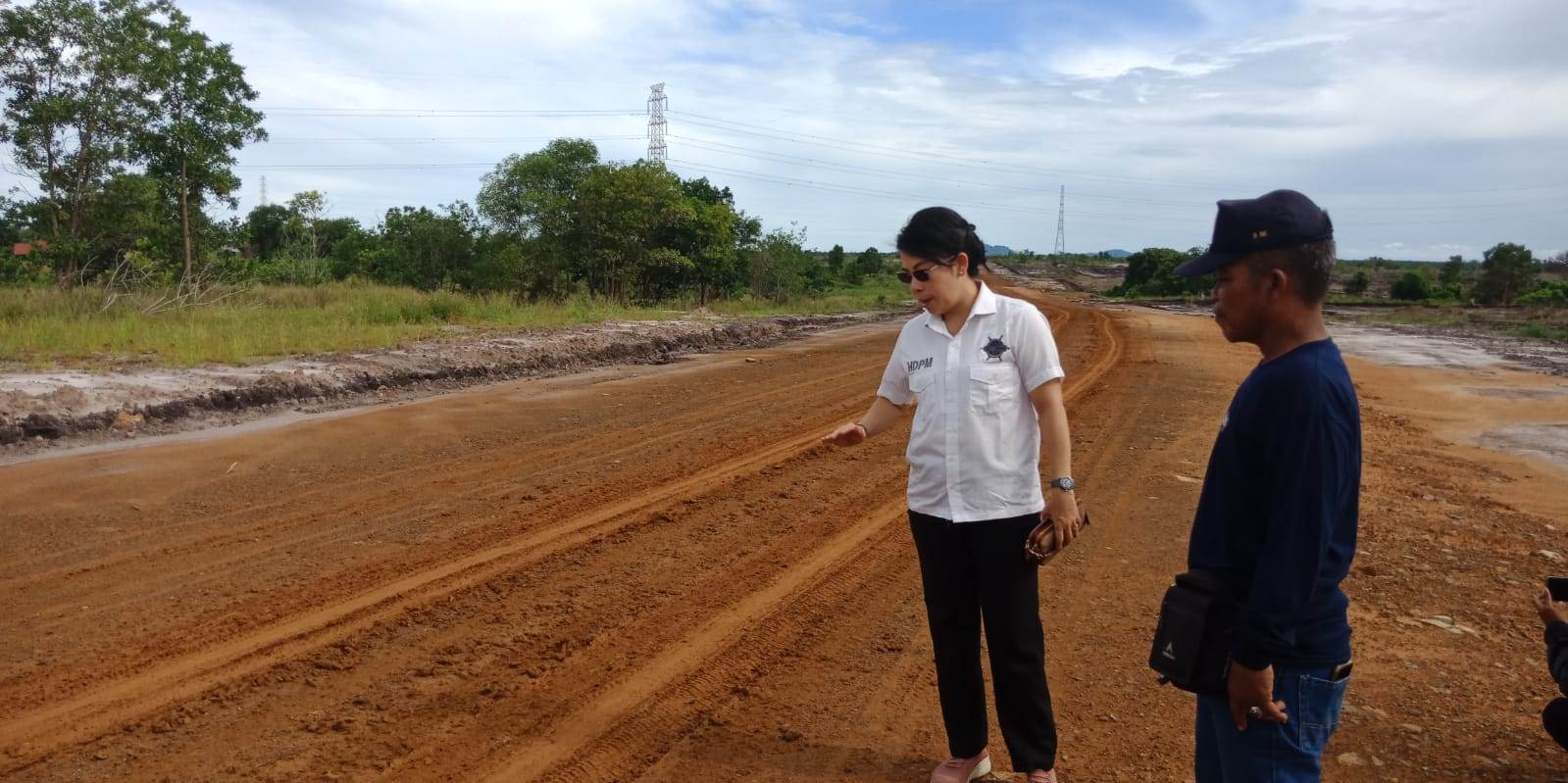 MENINJAU: Team Leader CSR Terminal dan Runway Bandara Singkawang Tjhai Chui Mie saat meninjau akses utama jalan menuju Bandara Singkawang, Rabu (17/4).