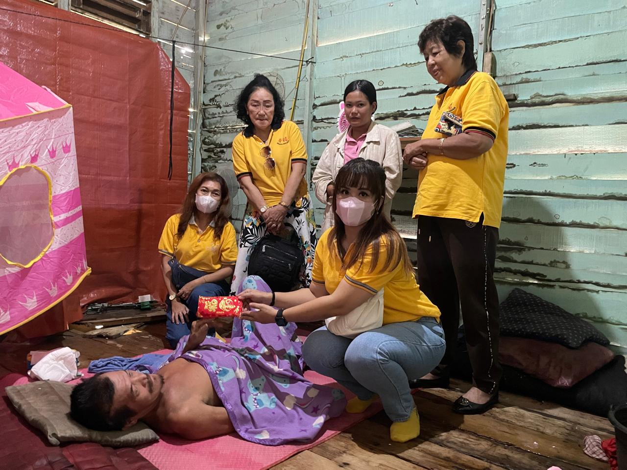 Komunitas Insan Bahagia atau Xing Fu serahkan bantuan biaya pengobatan ke salah satu penerima.