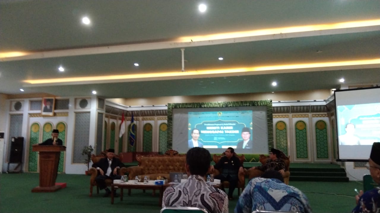Rektor IAIN Pontianak, Prof. Dr. Syarif sedang memberikan sambutan.