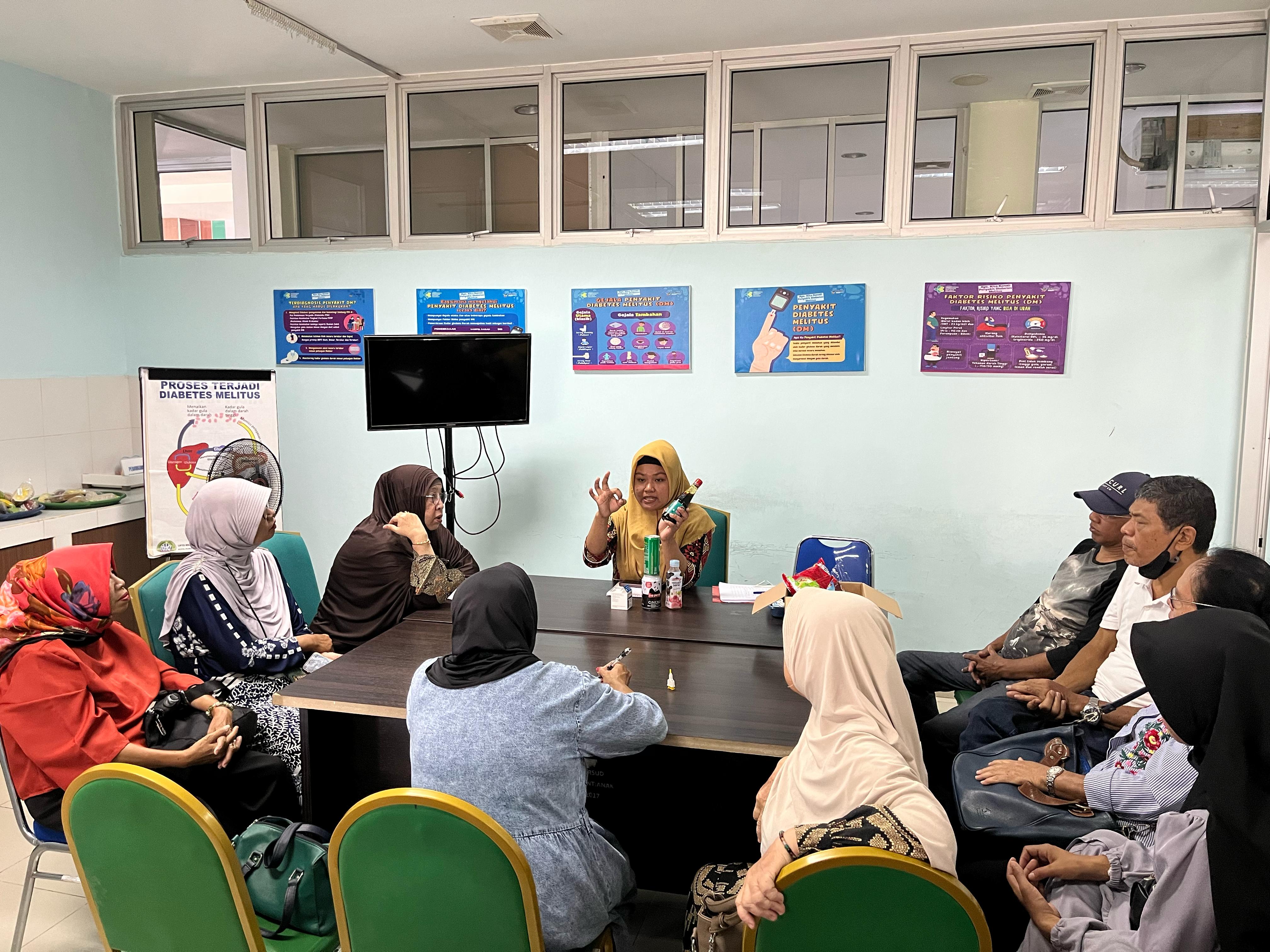TIPS SEHAT: Edukator Diabetes, Ns Istafiyana Rahayu, SKep memberikan tips agar penderita diabetes lebih berhati-hati dalam memilih jenis makanan.