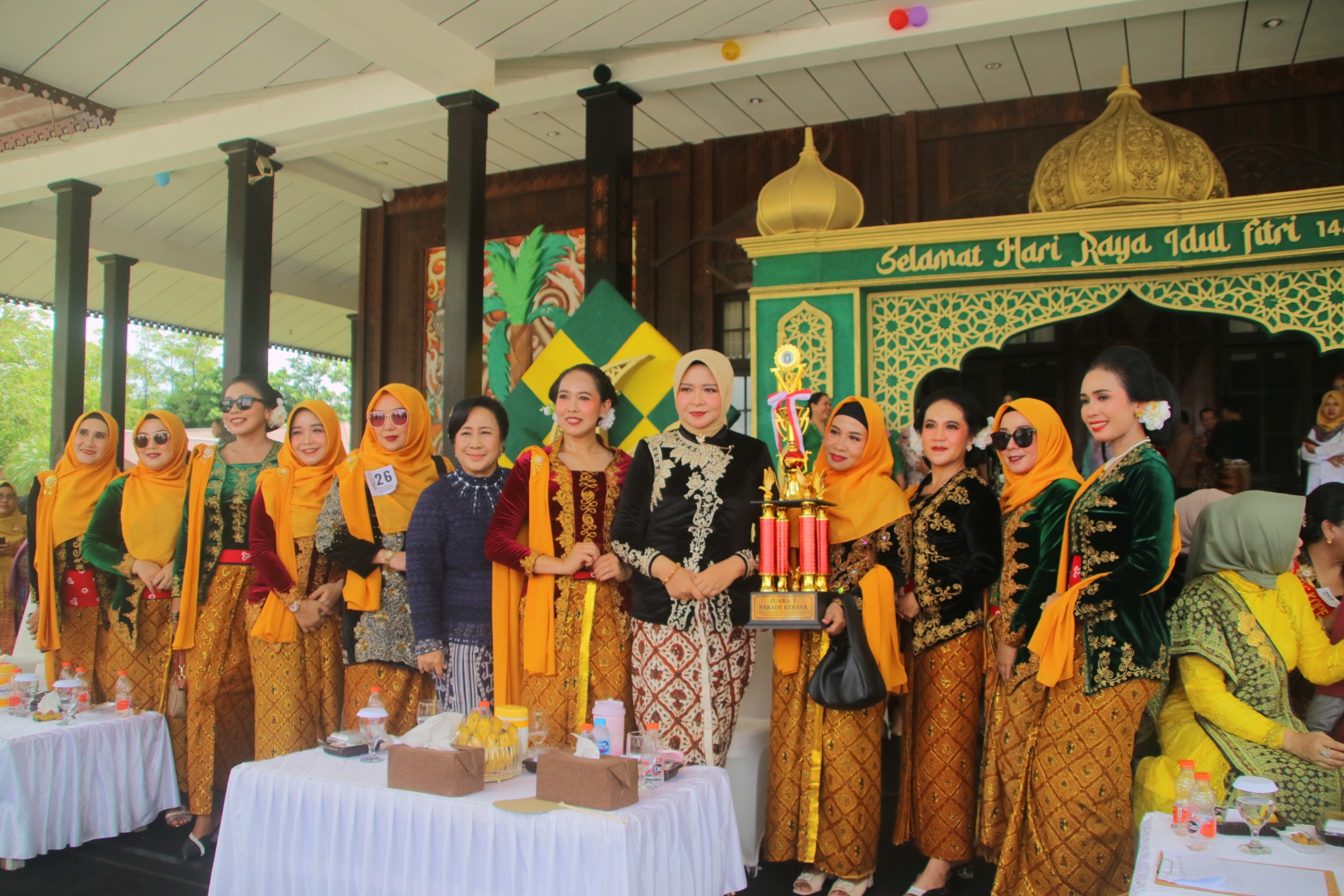 Pj Ketua TP-PKK Kalbar Windy Prihastari foto bersama pemenang Juara 1 Parade Kebaya dari Dinas Tanaman Pangan dan Hortikultura Kalbar, saat peringatan Hari Kartini di Pendopo Gubernur, Jumat (19/4).