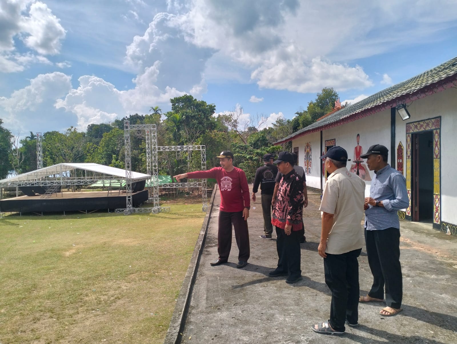 Ismail saat meninjau lokasi acara Naik Dango di Rumah Adat Dayak Kecamatan Toho.