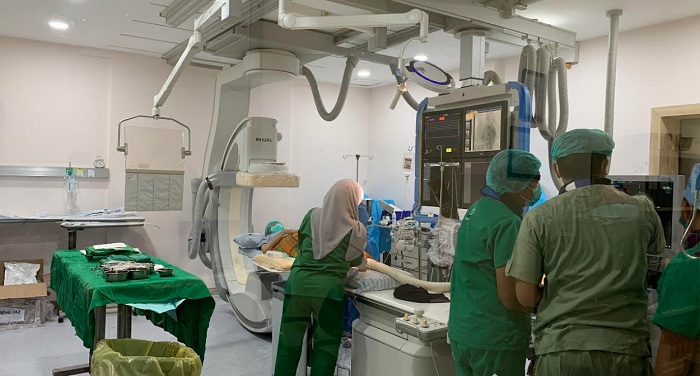 TINDAKAN: Para dokter tengah bersiap melakukan tindakan kateterisasi pembuluh darah jantung tingkat sulit dengan menggunakan peralatan canggih berupa IVUS, dan Rotablator dalam program proctorship.