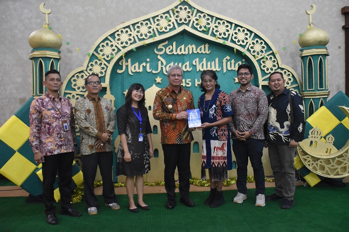 KUNJUNGAN: Pj Gubernur Kalbar Harisson foto bersama usai menerima audiensi Ketua Yayasan Satria Budi Dharma Setia dr. Vincentius Simeon Weo Budiyanto beserta jajaran, Jumat (19/4).