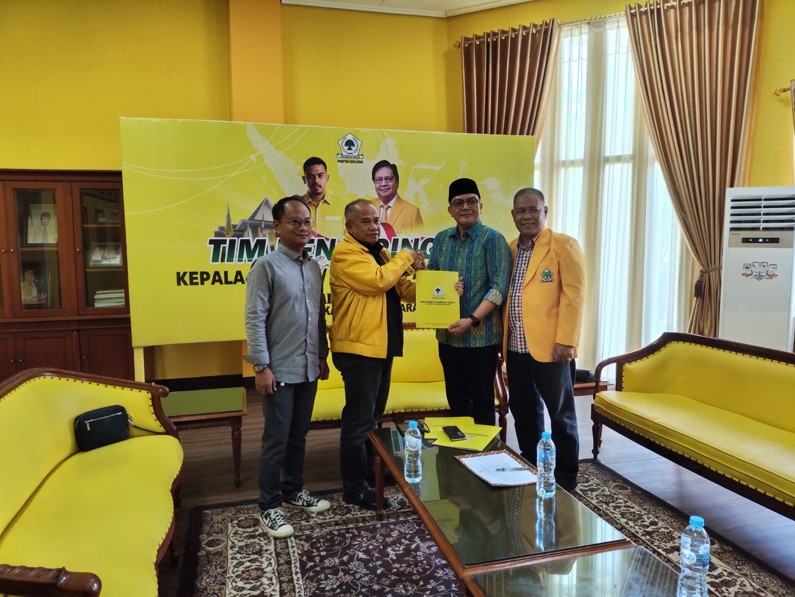 Tim Perwakilan Sutarmidji, yang maju kembali sebagai bakal calon Gubernur Kalbar, menjadi yang pertama mengambil formulir pendaftaran bakal calon Gubernur dan Wakil Gubernur Kalbar di Gedung Zamrud.