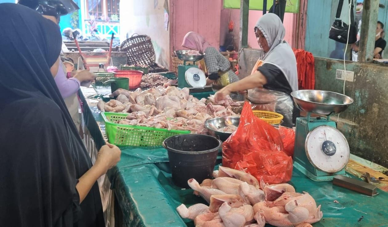 NAIK: Harga ayam potong di sejumlah pasar tradisional mengalami kenaikan signifikan.