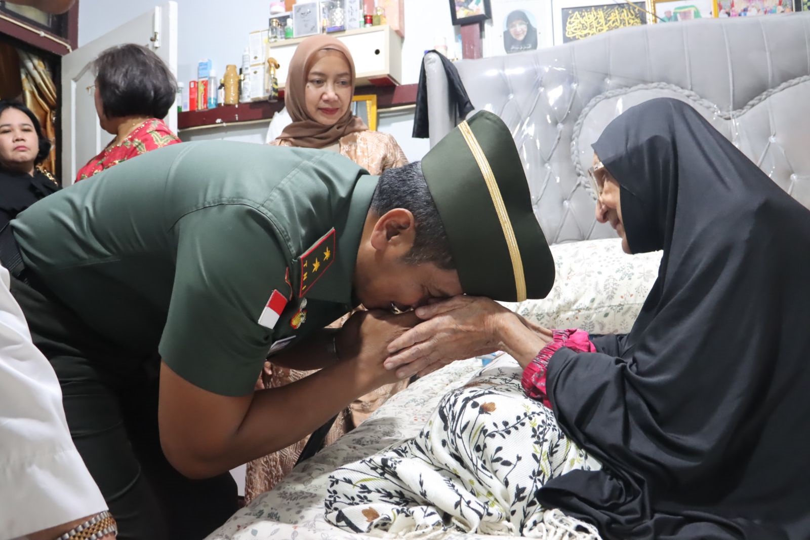 SILATURAHMI: Pangdam XII Tanjungpura, Mayjen TNI Iwan Setiawan bersama rombongan melakukan silaturahmi ke sejumlah tokoh di Kalbar.