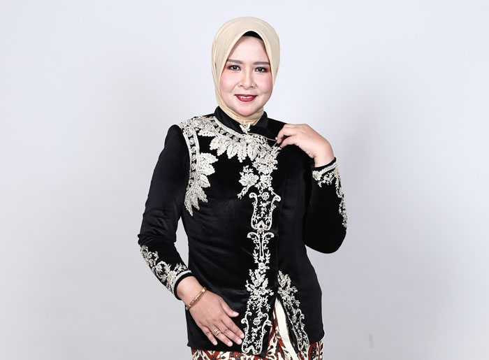 KEBAYA: Pj Ketua TP-PKK Kalbar Windy Prihastari saat mengenakan Kebaya Janggan pada peringatan Hari Kartini Tahun 2024.