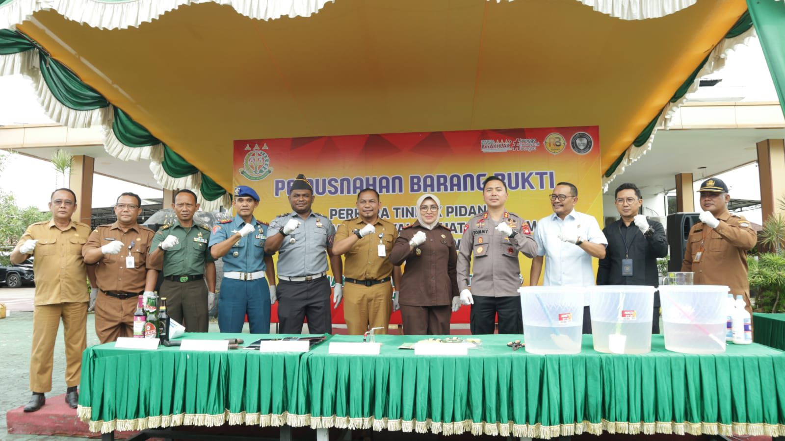KESERIUSAN APARAT: Forkopimda ikut memusnahkan barang bukti dari puluhan perkara yang telah memiliki kekuatan hukum tetap, Selasa (23/4).