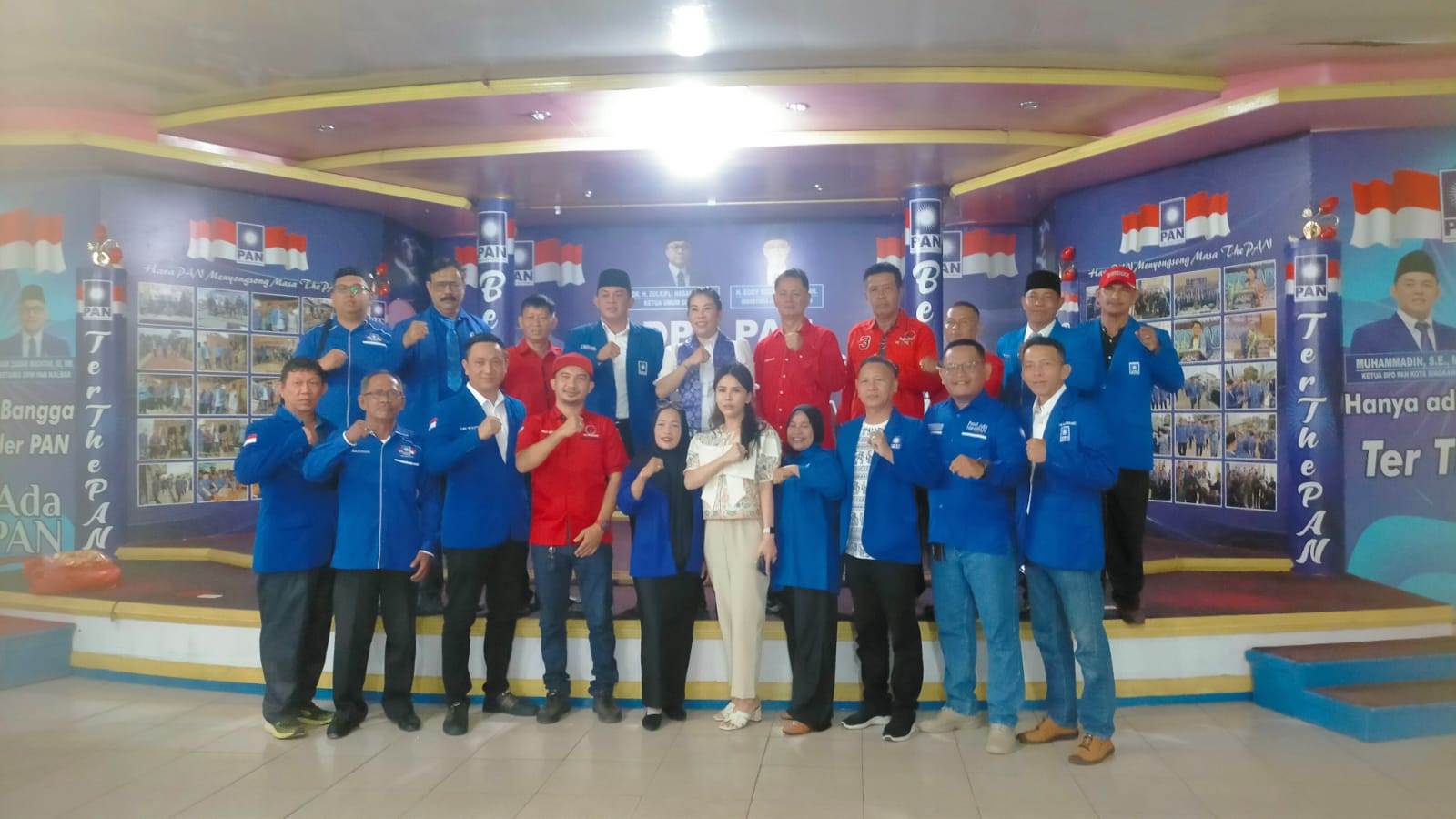 DAFTAR: Tjhai Chui Mie mendaftarkan diri sebagai balon Wali Kota Singkawang di DPD Rumah PAN Singkawang untuk perhelatan Pilkada serentak tahun 2024, Selasa (23/4).