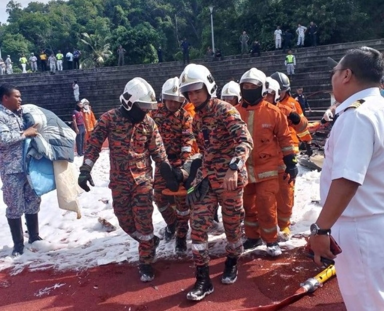 Petugas mengevakuasi korban kecelakaan helikopter di Malaysia (23/4).