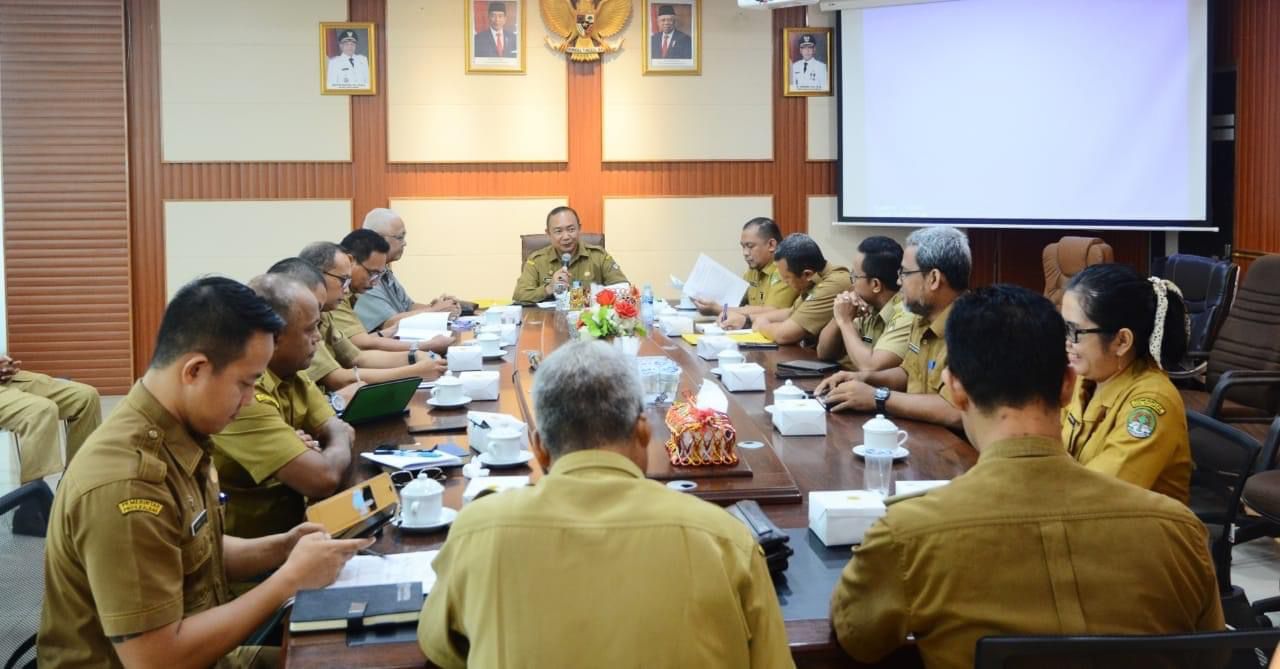 RAKOR: Sekda Ketapang, Alexander Wilyo, memimpin rapat koordinasi membahas penataan Pelabuhan Tembiluk, Senin (22/4).
