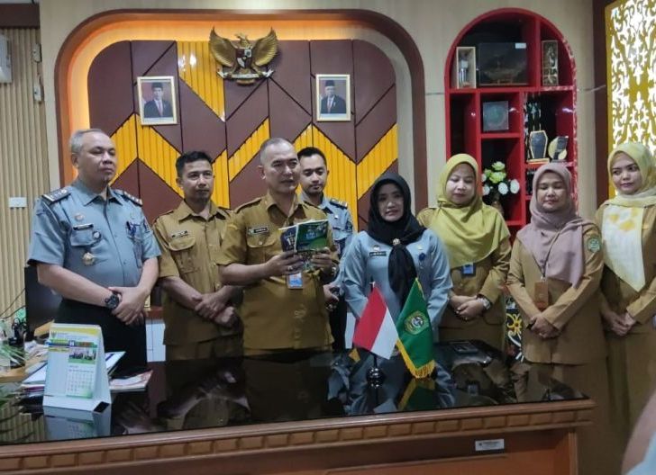 DAFTAR HAK CIPTA: Kepala Dinas Pendidikan dan Kebudayaan Singkawang, Asmadi mendaftarkan hasil karyanya berupa buku ke dalam hak cipta.