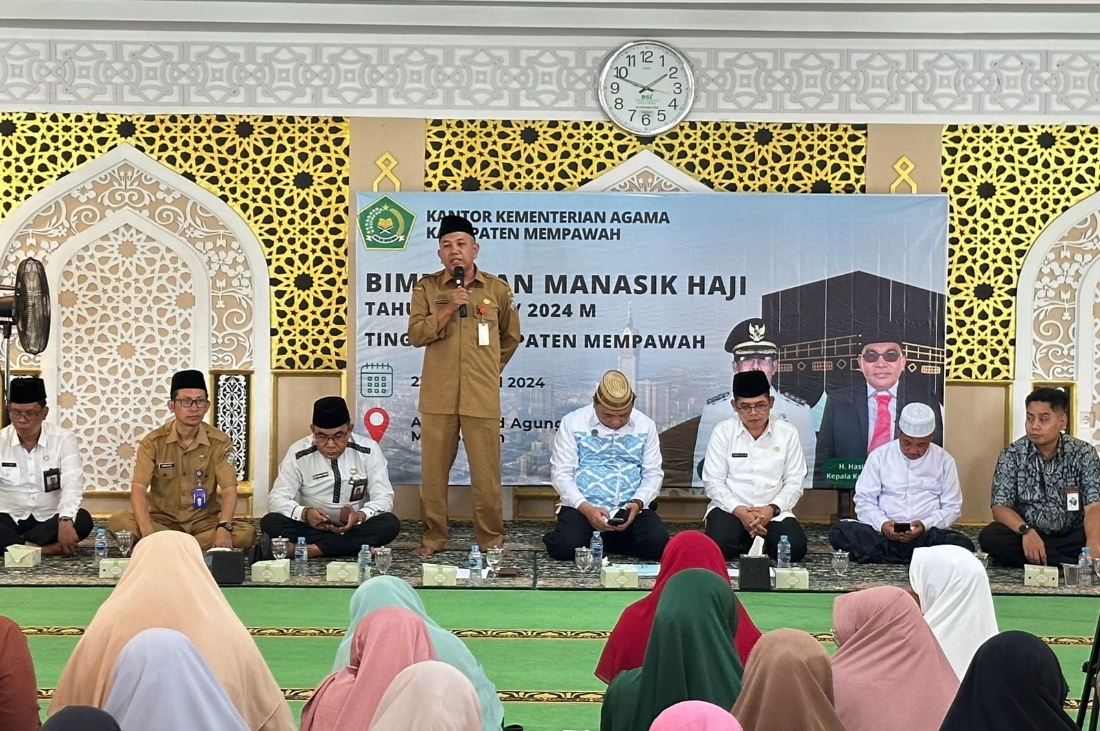 MANASIK : Pj Sekda, Juli Suryadi Burdadi ketika membuka acara manasik haji tingkat kabupaten di Masjid Agung Al-Falah.