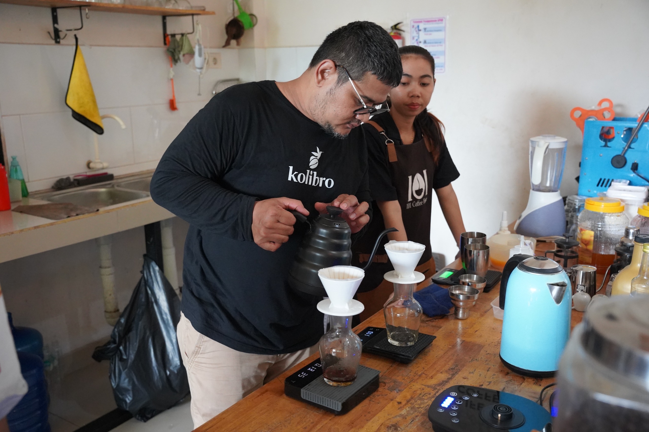 Barista sedang menunjukkan cara menyajikan kopi liberika kepada Tim TJSL PLN UID Kalbar.