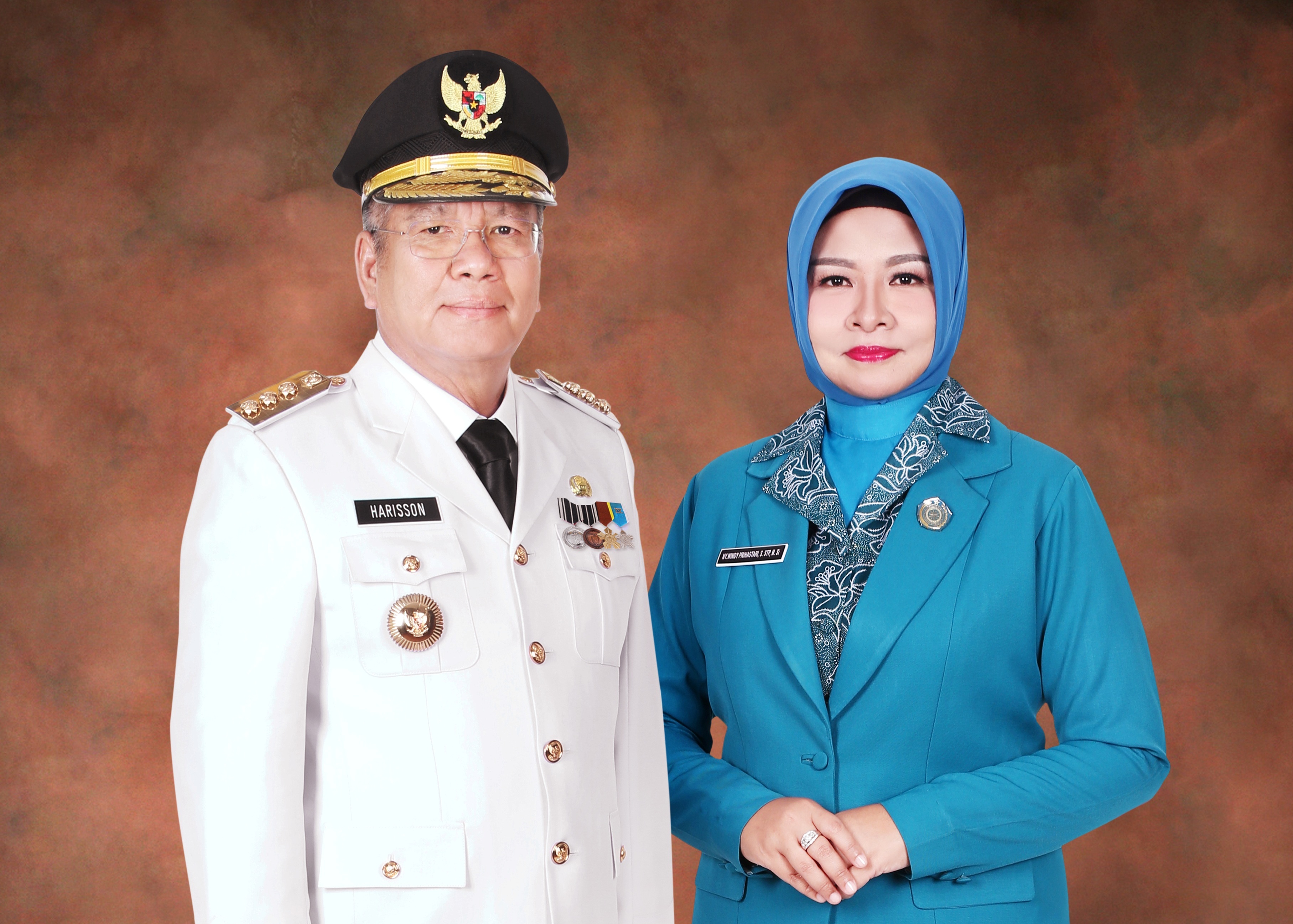 Pj Gubernur Kalbar Harisson bersama Pj Ketua TP-PKK Kalbar Windy Prihastari.