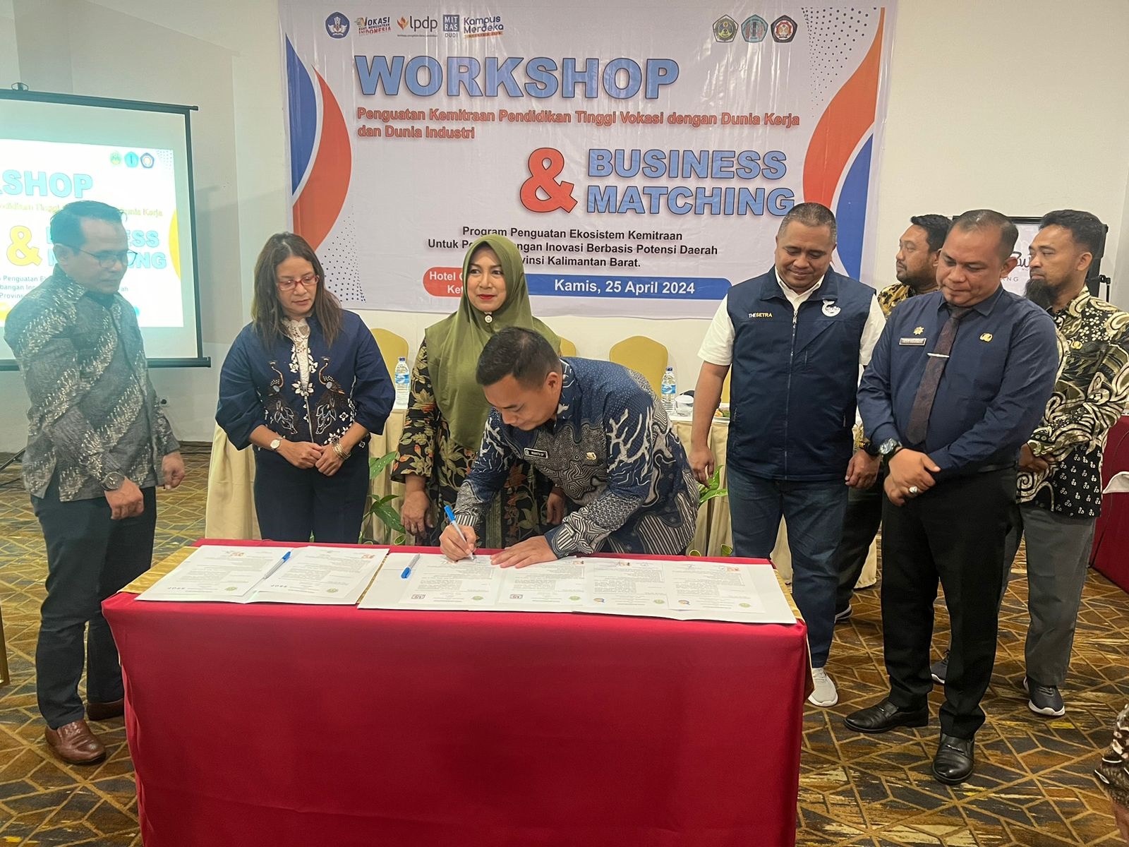KERJA SAMA: Pelaku UMKM menandatangani kerja sama dengan Politeknik Negeri Ketapang dalam rangka pengembangan potensi daerah, khususnya pangan.