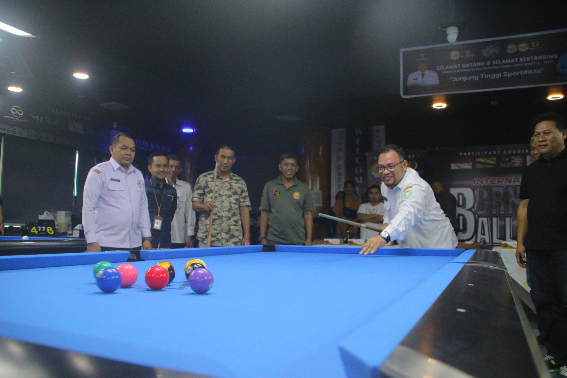 BILIAR: Mohammad Bari memukul bola biliar saat seremoni pembukaan Turnamen Borneo 9 Ball International Open Series 2 Tahun 2024 di Bacoo