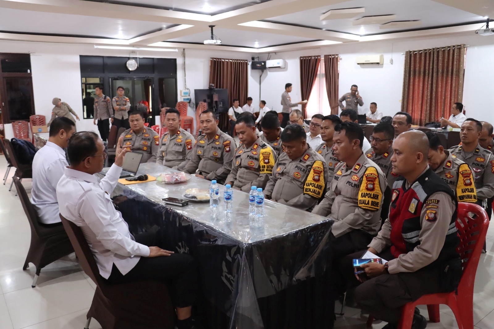 AUDIT: Personel Polres Landak mengikuti audit kinerja dari Itwasda Polda Kalbar di Mapolres Landak, Rabu (24/4).