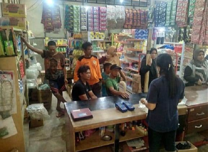 TRANSAKSI: Masyarakat bertransaksi di waring milik Kim Can, Desa Bengkarek. Desa ini terletak di Kecamatan Ambawang, Kubu Raya.