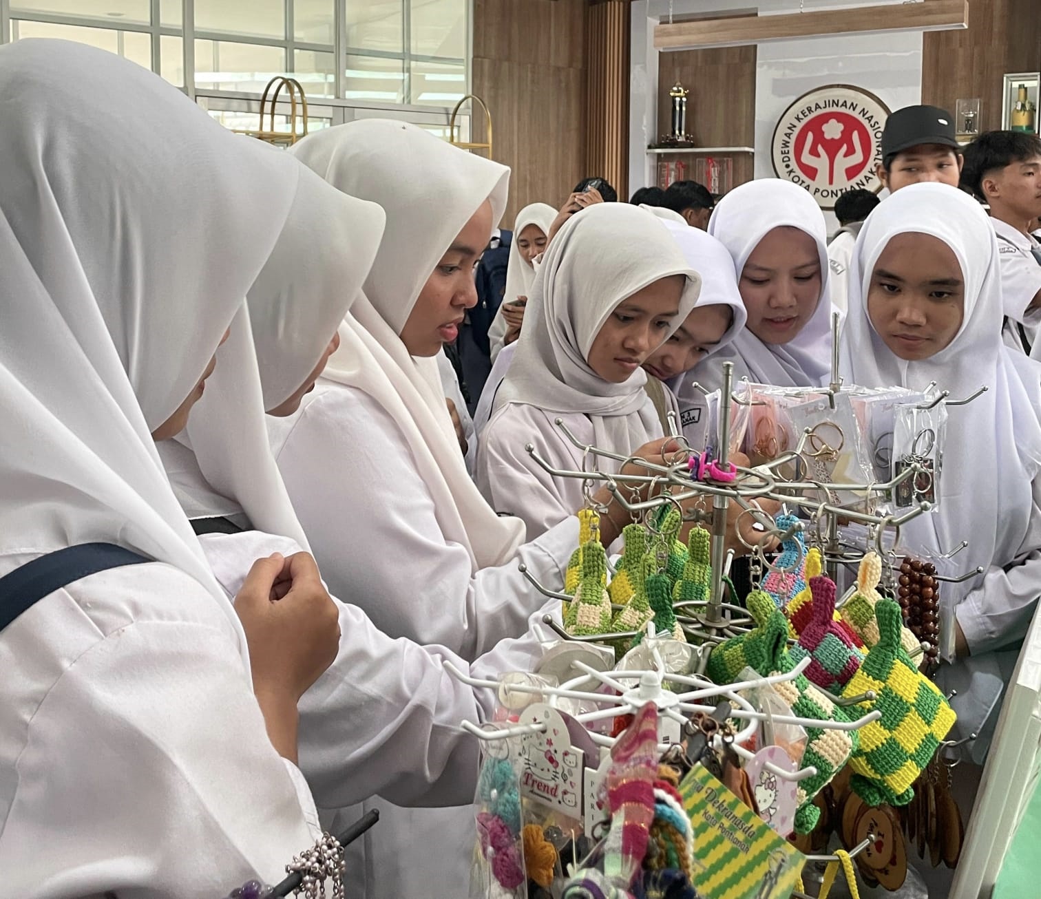 Siswi MAN 3 Pontianak tengah melihat hasil kerajinan tangan karya pengrajin binaan Dekranasda Kota Pontianak.