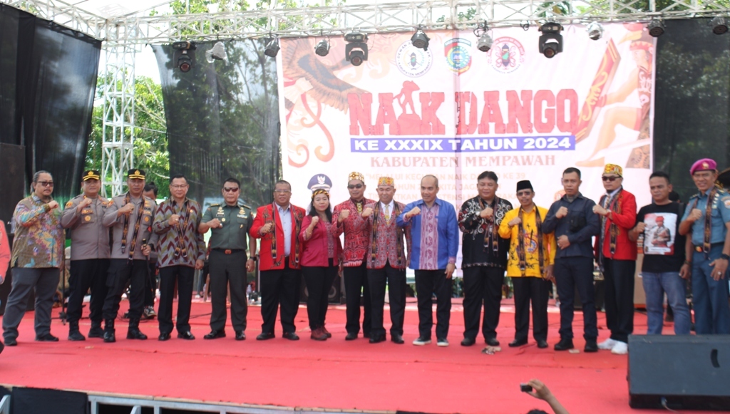 BERSAMA: Foto bersama para pejabat yang hadir dalam acara pembukaan Naik Dango ke-39 di Toho Mempawah.