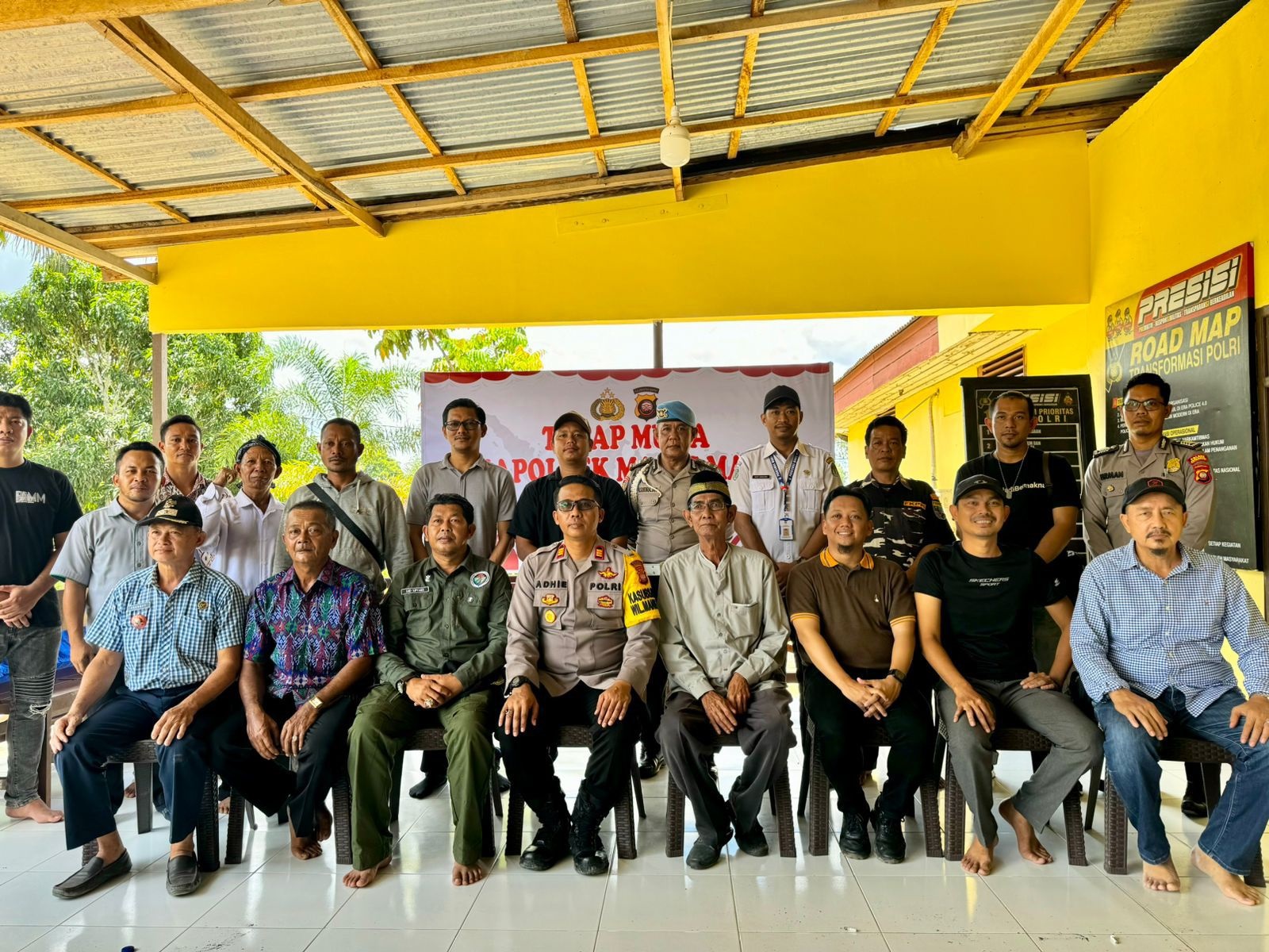 TATAP MUKA: AJK bersama Polsek Manis Mata bertatap muka dengan tokoh masyarakat di Kecamatan Manis Mata, belum lama ini.