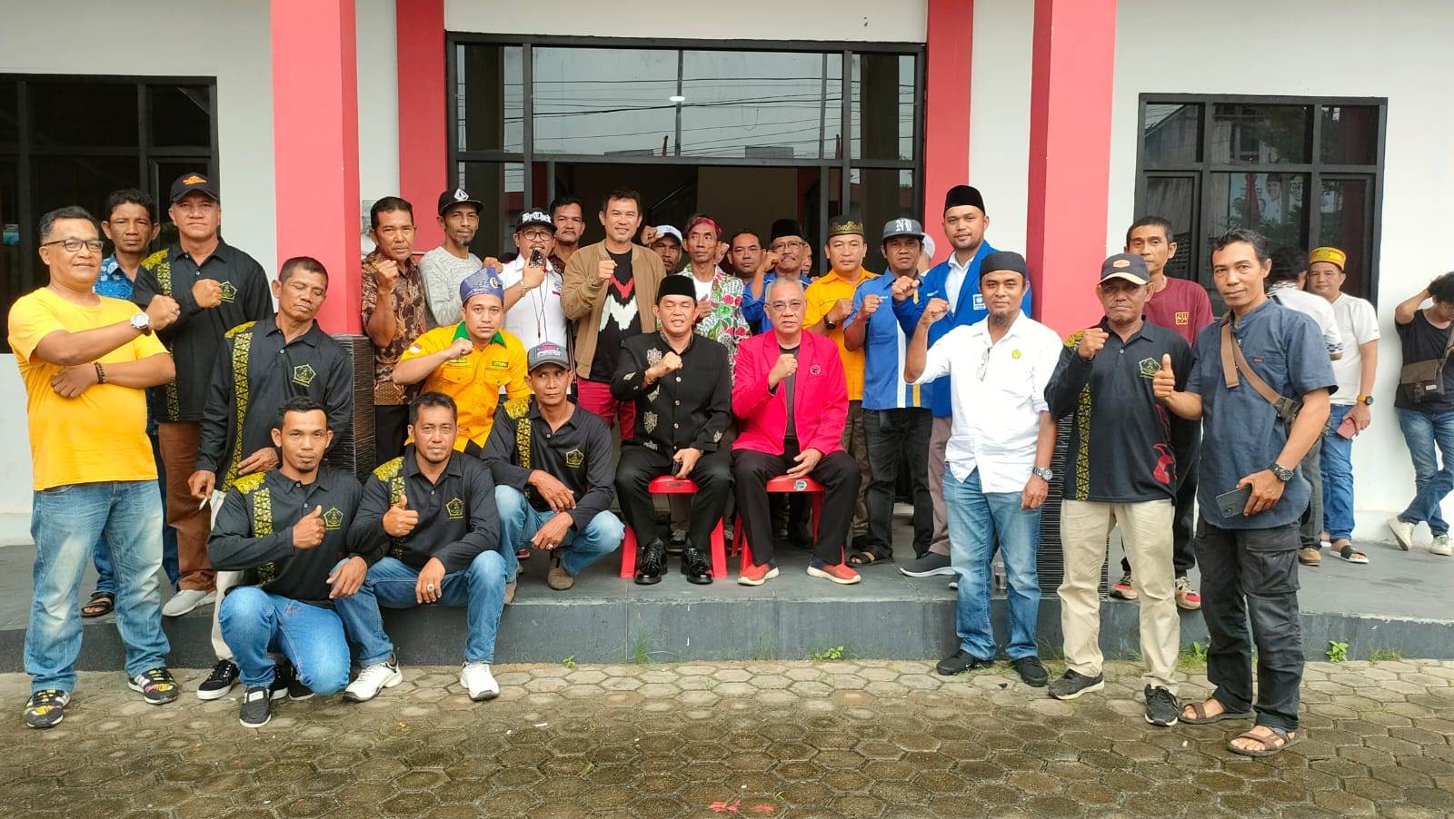 SIAP MAJU: Bakal calon kepala daerah Muhammadin membalikkan berkas di Kantor DPC PDI Perjuangan Singkawang didampingi perwakilan belasan organisasi profesi dam organisasi kemasyarakat, Minggu (28/4).
