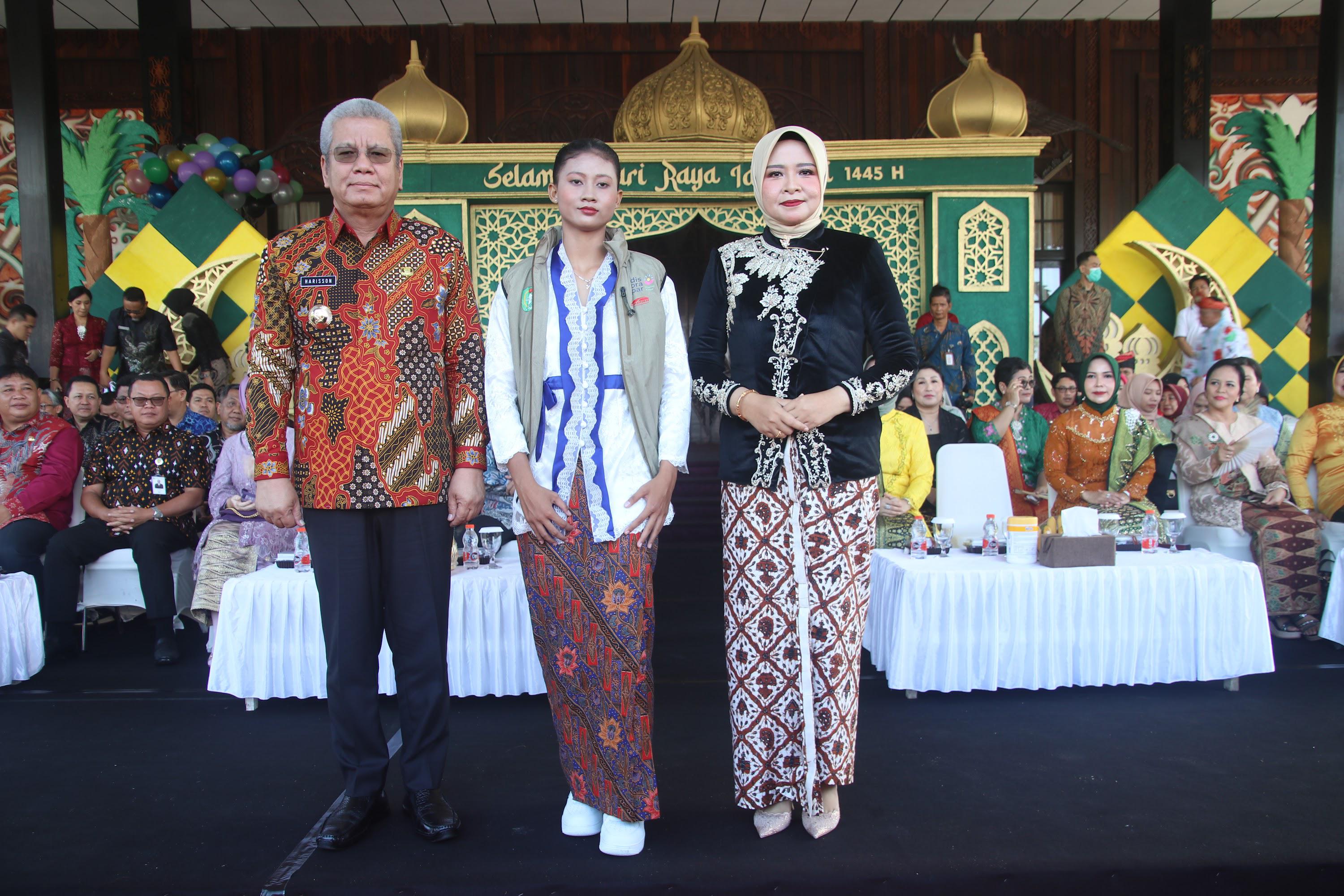 Katyea Ebri Safitri (tengah) foto bersama Pj Gubernur Harisson, dan Kepala Disporapar Kalbar Windy Prihastari ketika pelepasan sebelum berangkat ke Dubai, pada 19 April 2024 lalu.
